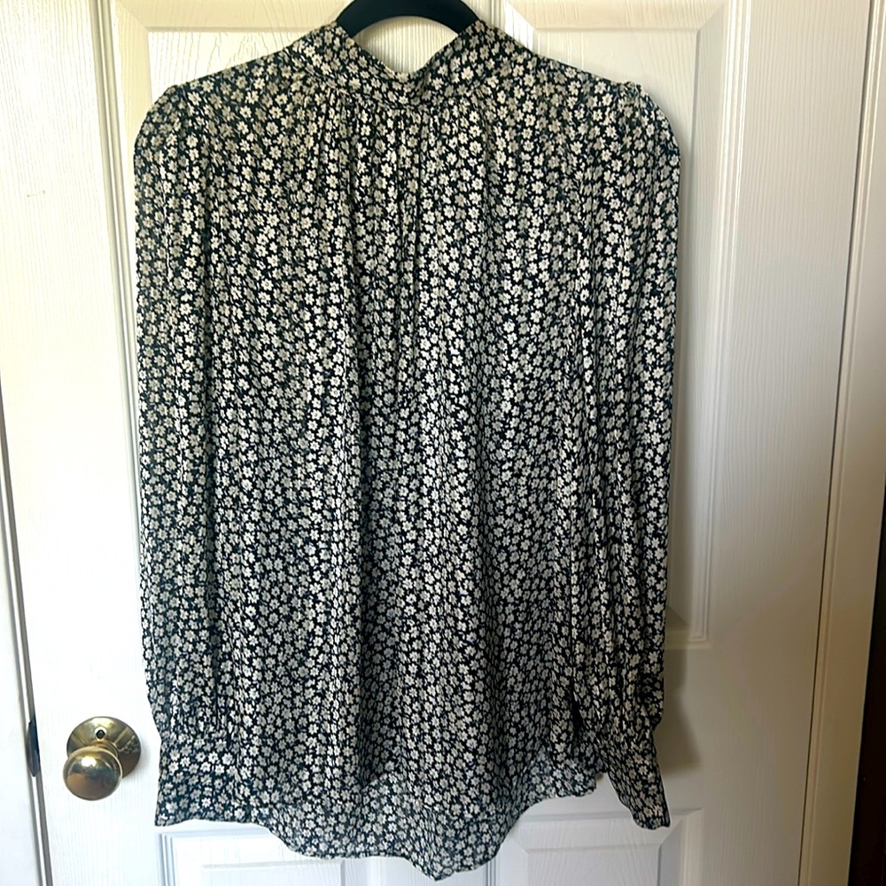 Xl flown floral blouse.